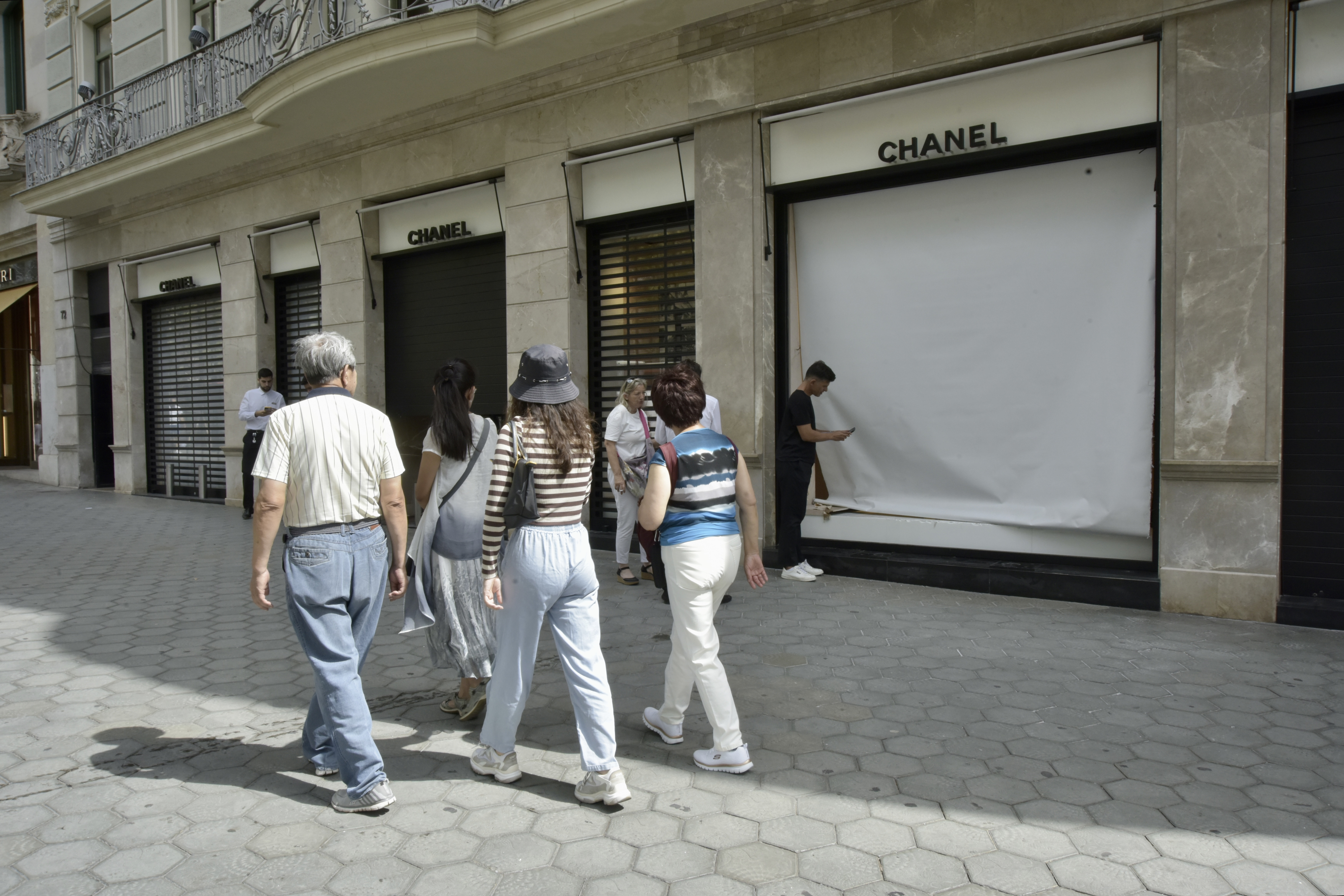 Roban por alunizaje en una tienda de Louis Vutton en Barcelona