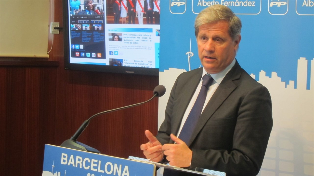 El presidente del grupo municipal del PP en el Ayuntamiento de Barcelona, Alberto Fernández, durante un discurso