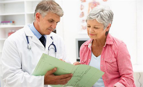 Médico atendiendo a una paciente