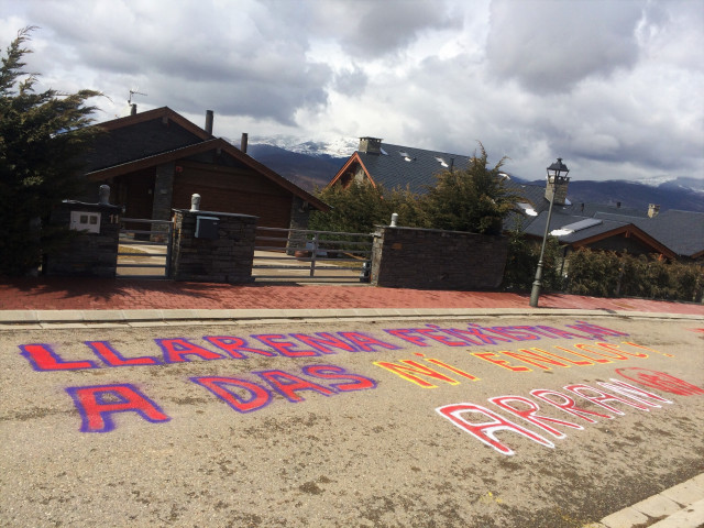 Pintada de Arran ante la casa del juez Pablo Llarena en Das (Girona)