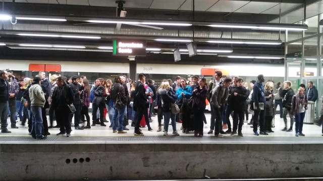 Pasajeros esperando al tren