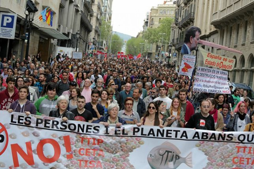 Unas 4.000 personas se manifiestan en Barcelona contra el TTIP