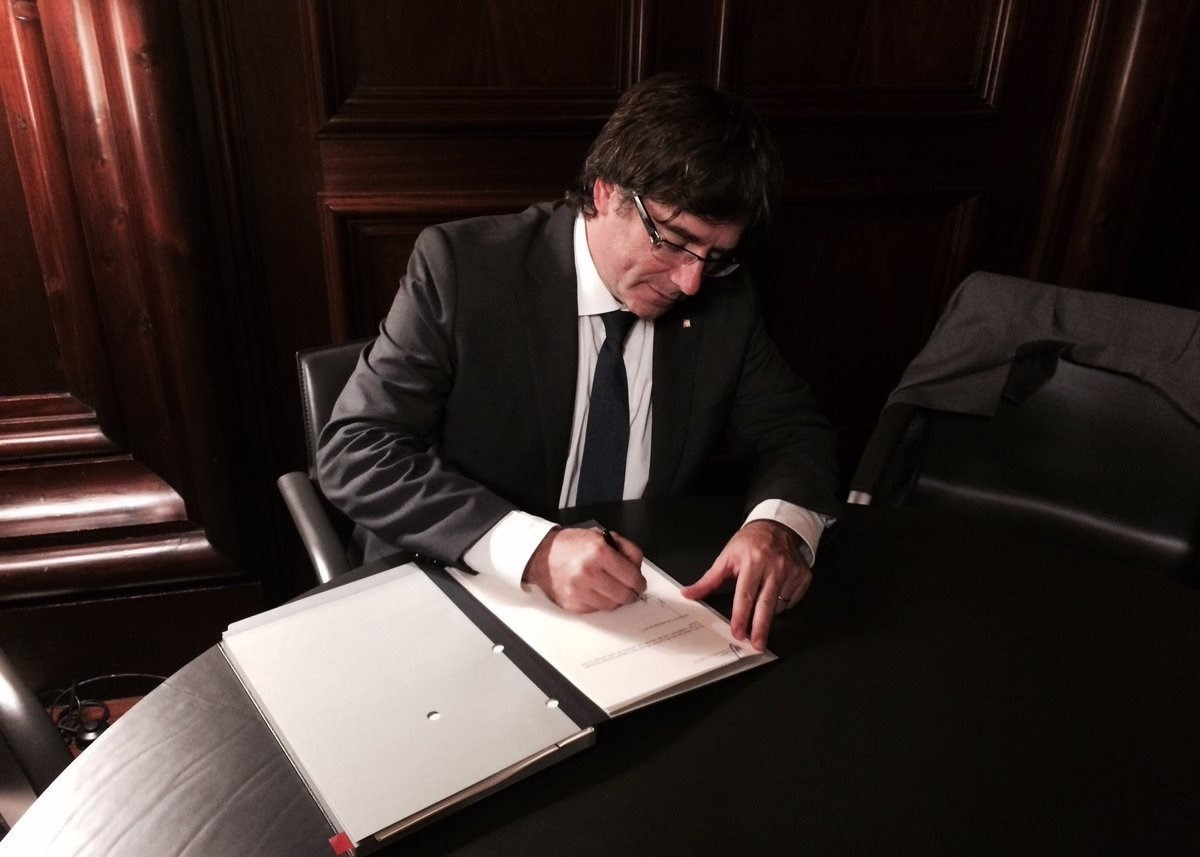 Puigdemont firma referendum