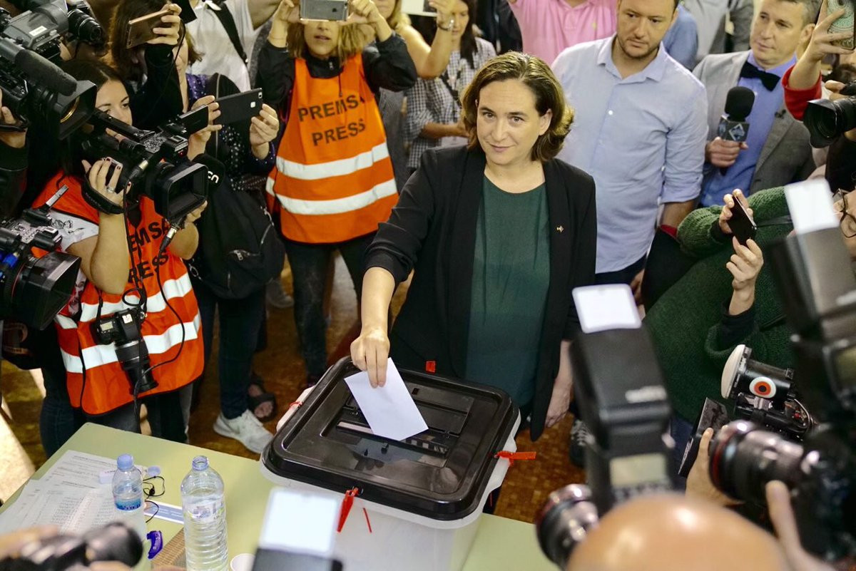 Ada colau vota referendum ilegal