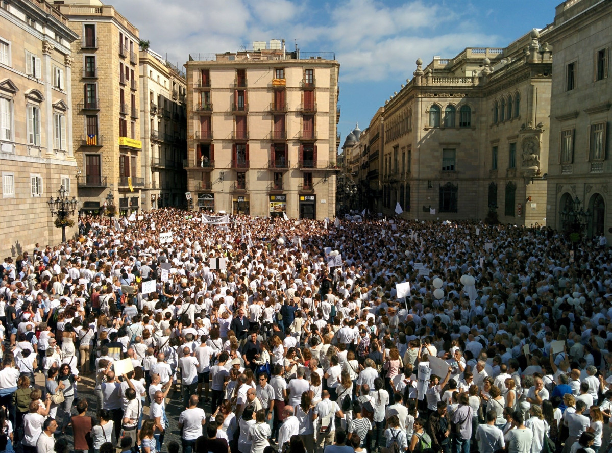 ConcentracinporeldilogoentreGobiernoyGeneralitatenlaplazaSantJaume