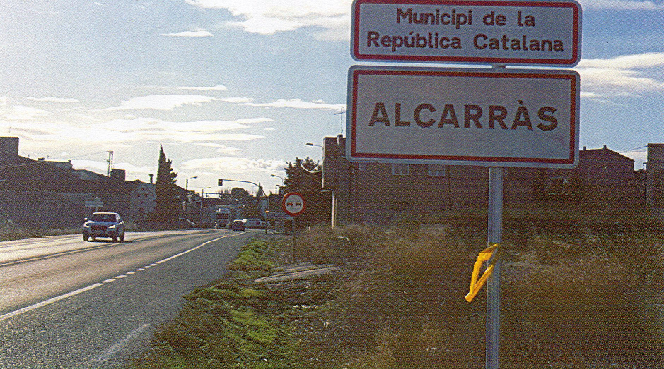 Carteles de República Catalana a la entrada de Alcarràs