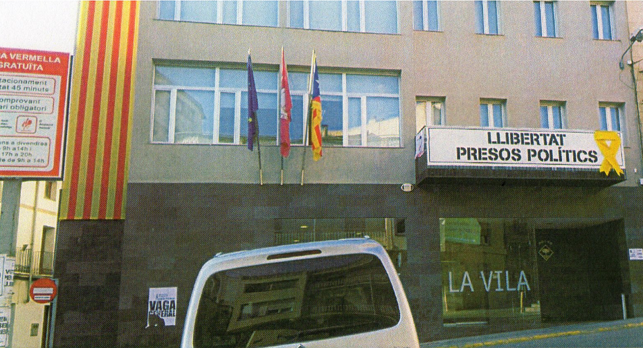 Detalle de la fachada del Ayuntamiento de Alcarràs