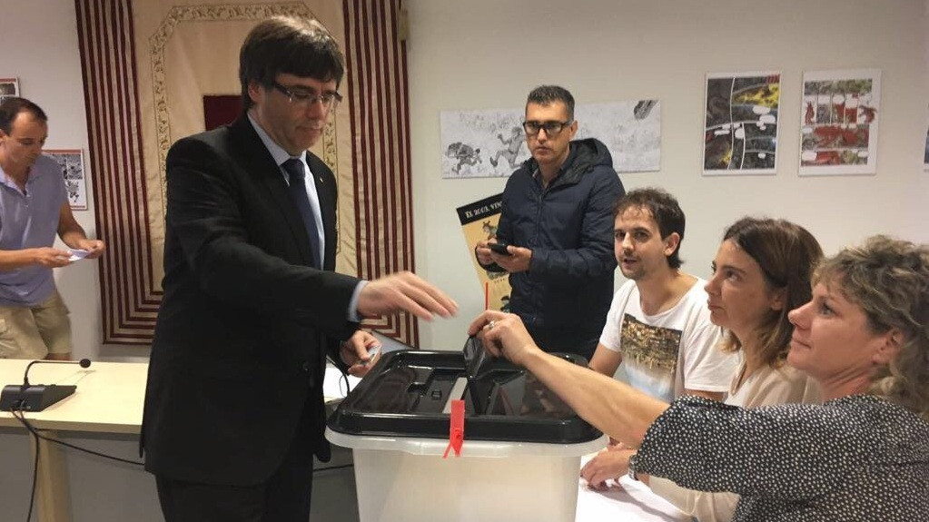 Puigdemont voto referendum urna 1O