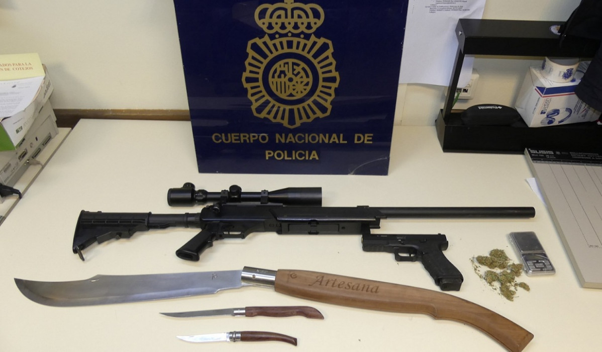 Agresión asta de ciervo arsenal armas navaja jaén