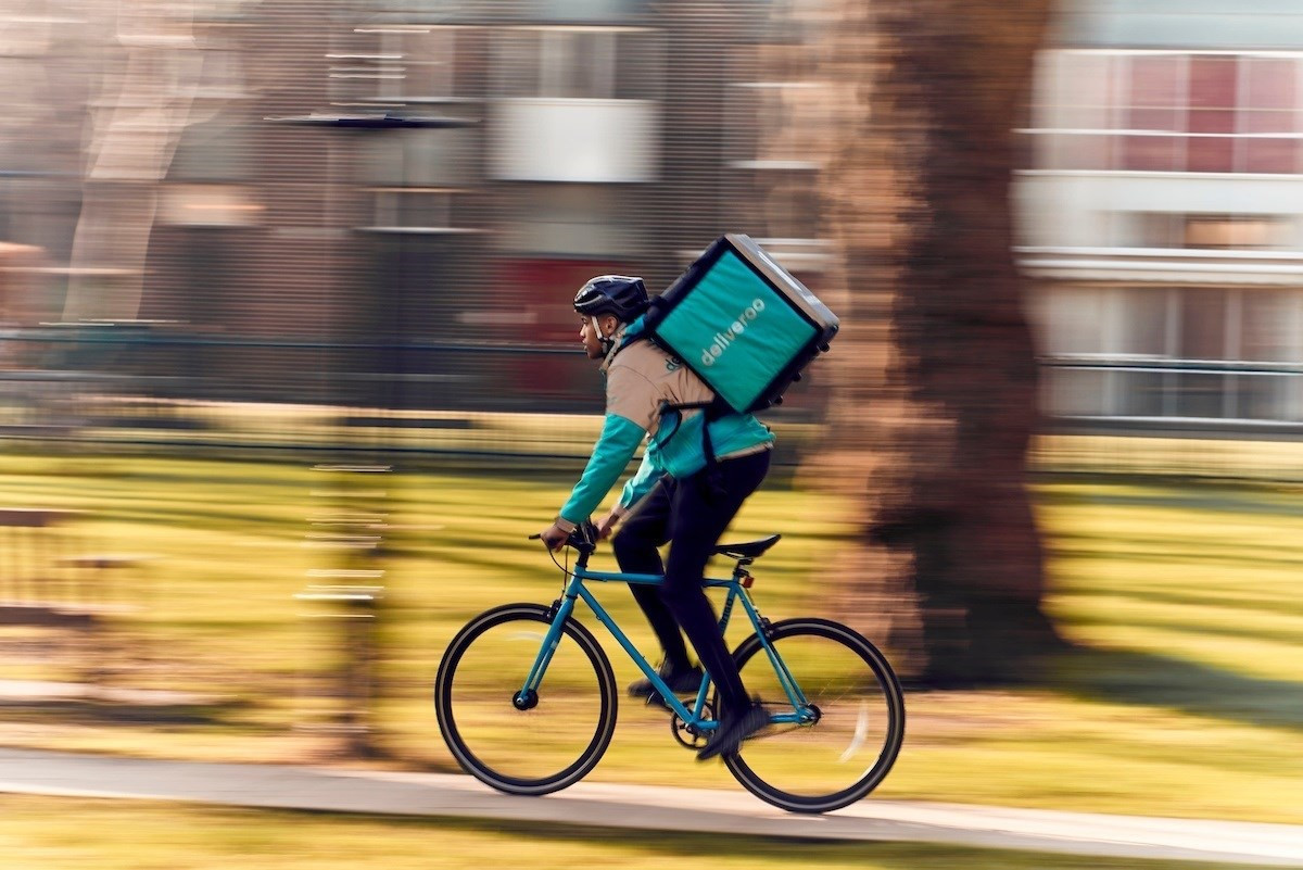 Repartidor a domicilio en  bicicleta