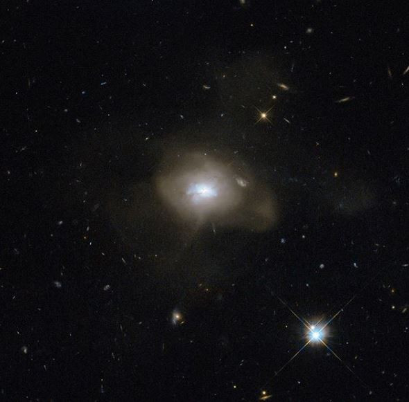 Galaxia SDSS J162702.56 + 432833.9, galaxia elu00edptica.