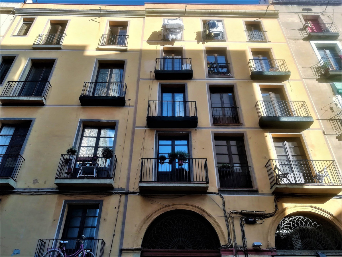 Un 'family office' compra por más de siete millones un edificio en el Raval