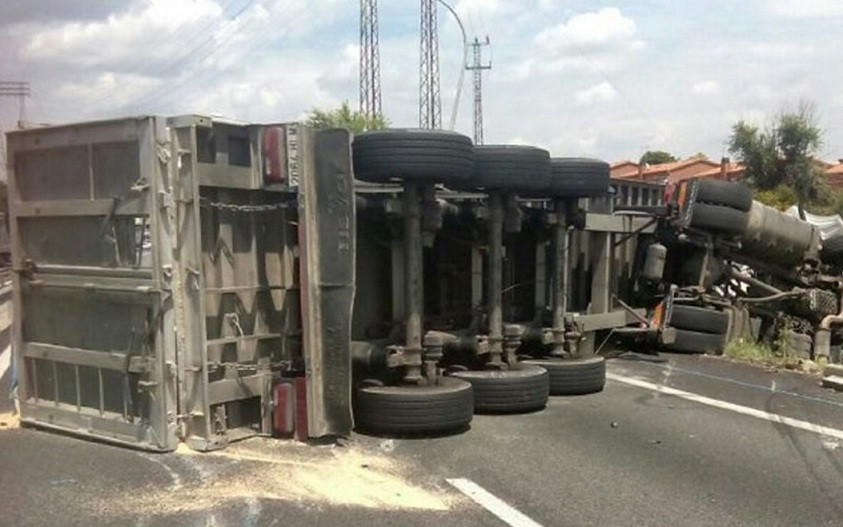 Camión ap7 choque tráfico 22052018