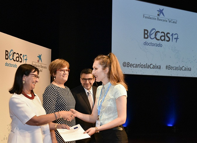 Foto 2 Entrega Beques la Caixa de Doctorat. Elisa Durán entrega la beca als estudiants