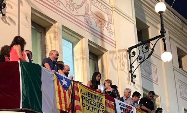 Alcaldesa Canete Real simbologia independentista 10092018