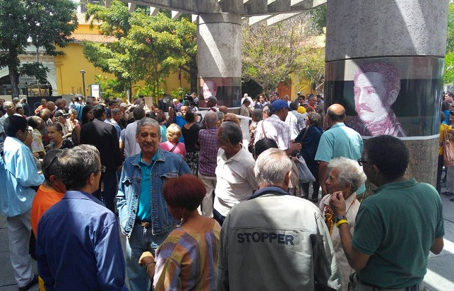 Pensionados en la plaza moneda