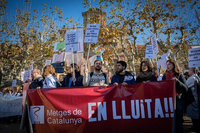 Mu00e9dicos protestan frente al Parlament