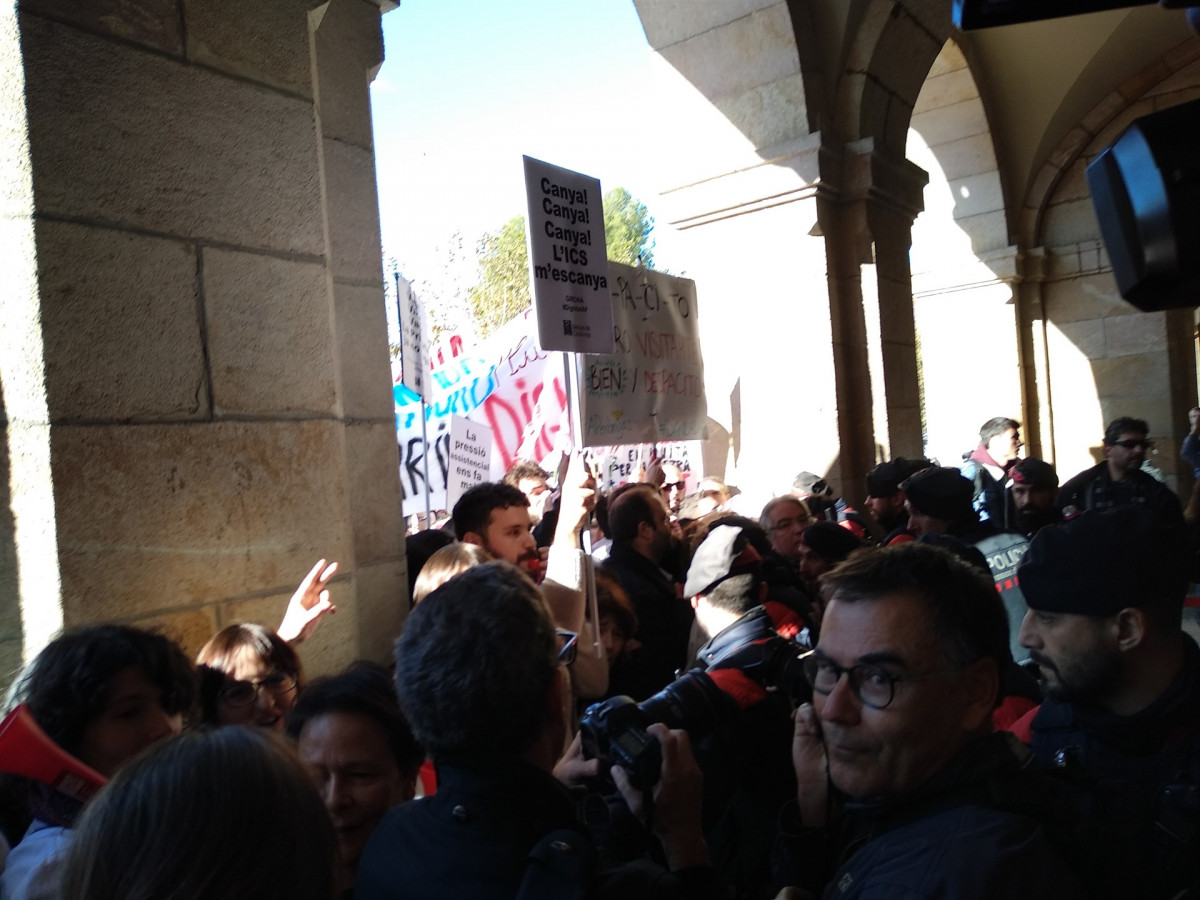 Mossos impiden a médicos entrada en el Parlament