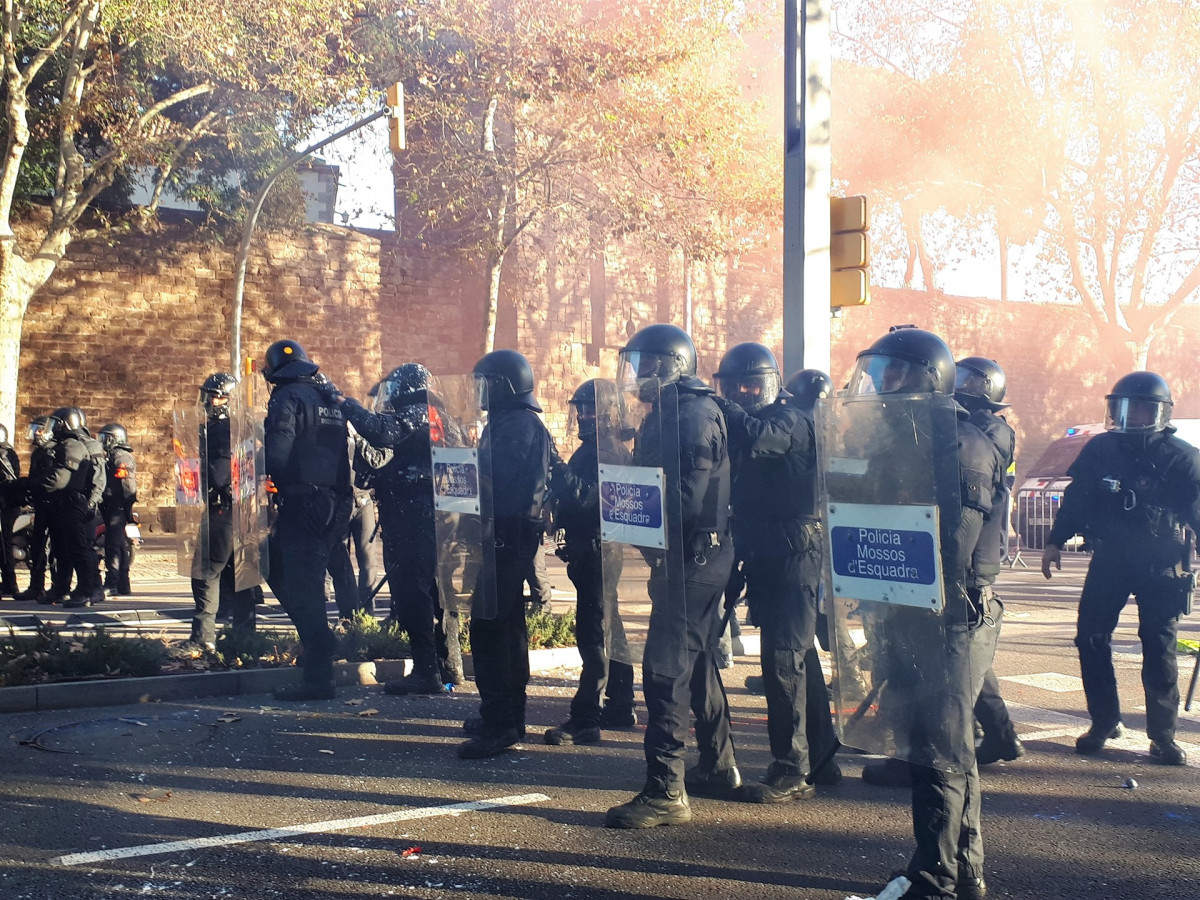 Mossos d'Esquadra en avenida Paral·lel el 21D