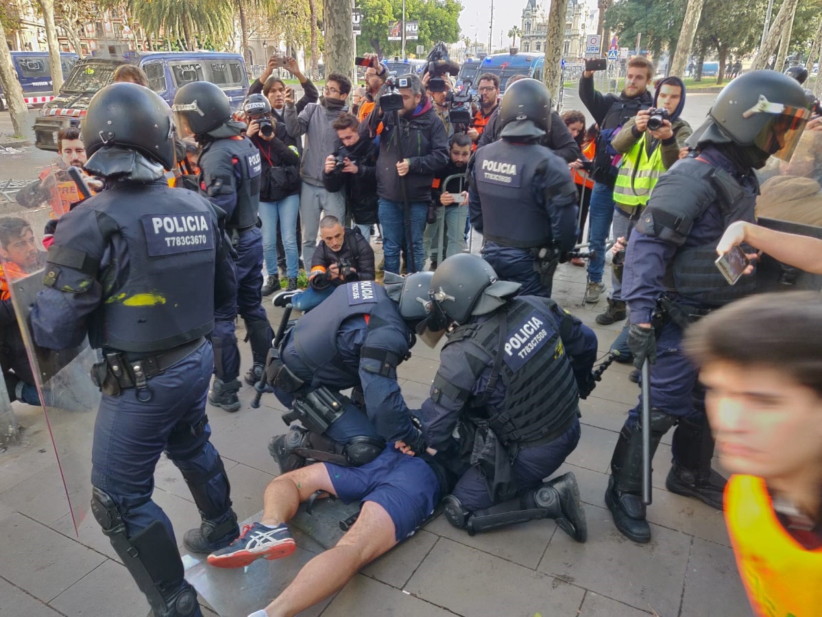 Detención de activistas en Drassanes