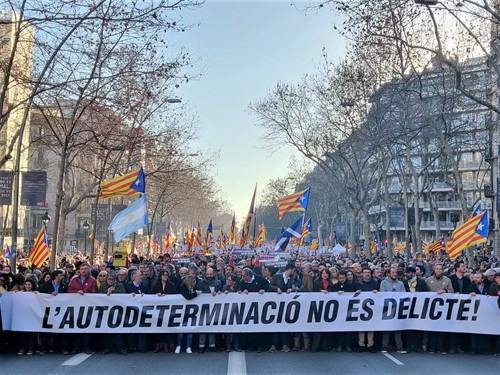 EuropaPress 1922382 Preview Miles de personas empiezan la manifestación de Barcelona contra el juicio