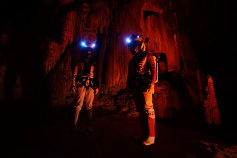 Exploradores en el interior de la cueva. Astroland, Agencia Interplanetaria Española