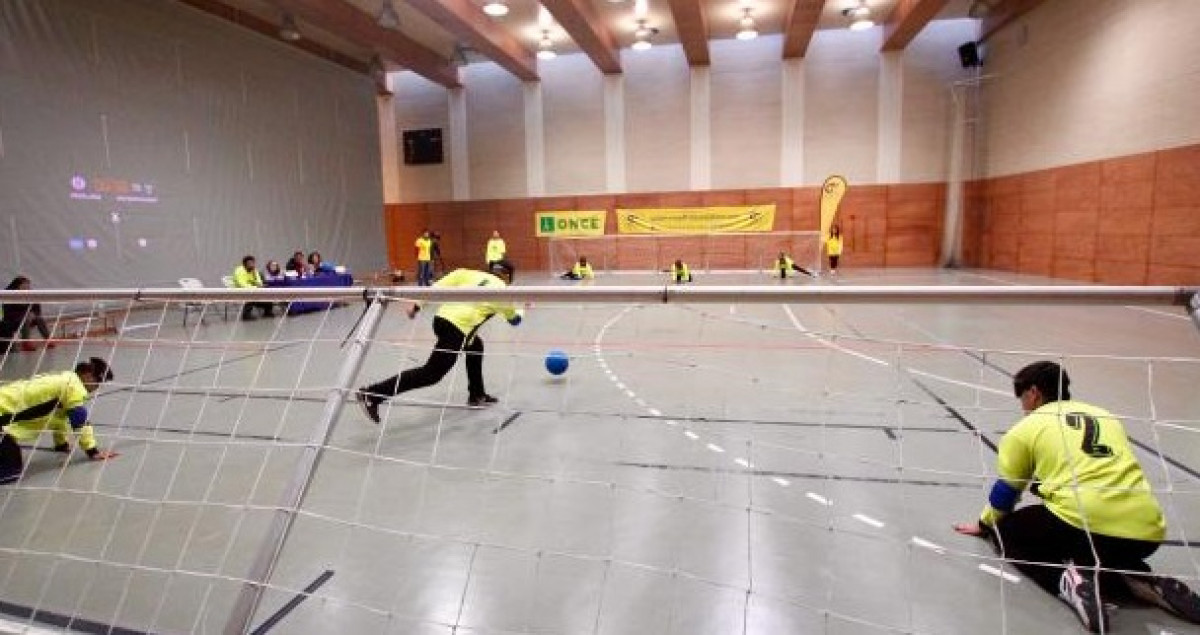 Varios jóvenes juegan al goalball.