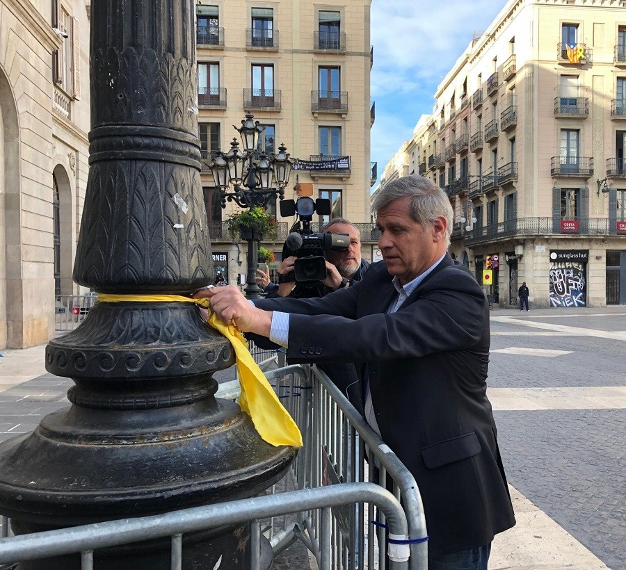 Alberto Fernández corta un lazo amarillo en la plaza Sant Jaume