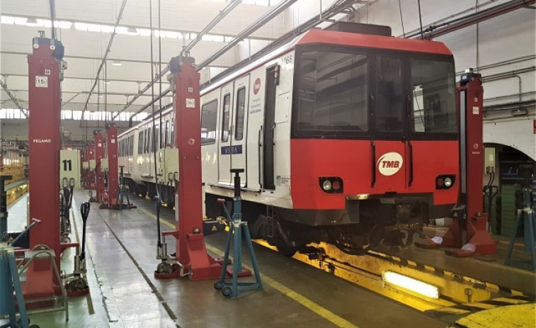 TMB retira el último tren con amianto de la red de metro de Barcelona