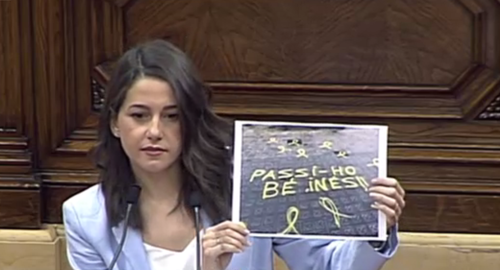 Inés Arrimadas enseña una pintada frente a su casa