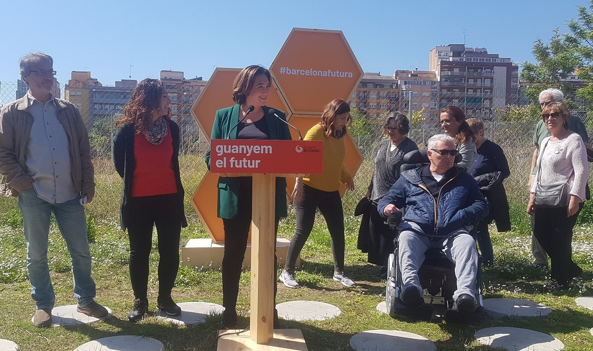 Ada Colau con personas mayores y Laia Ortiz Laura Pérez y Gemma Tarafa