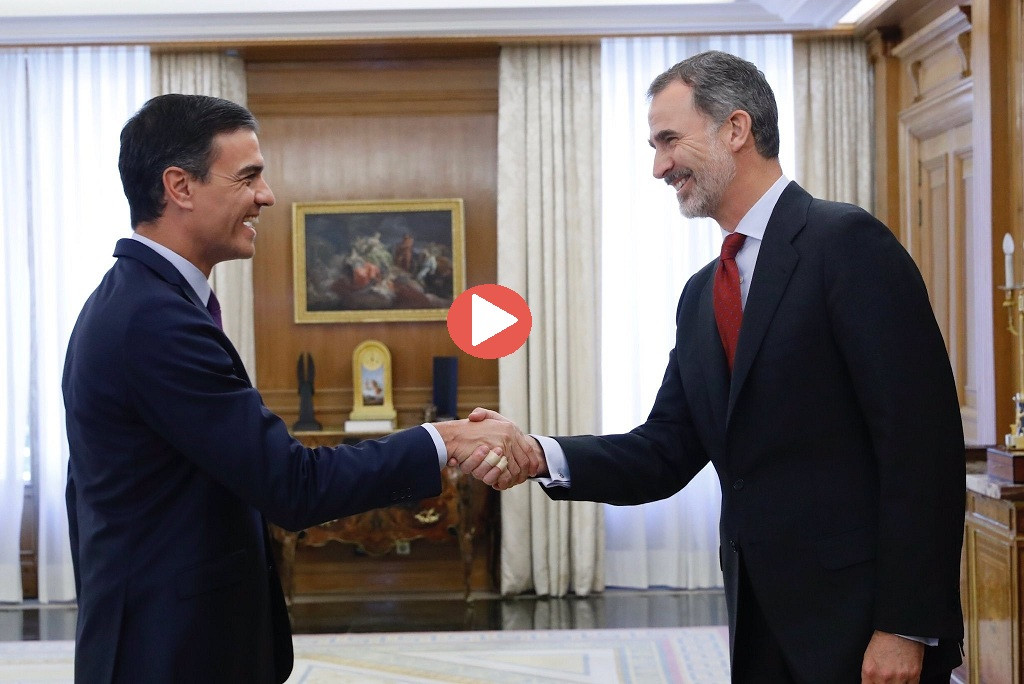 El socialista Pedro Sánchez saludando al Rey Felipe