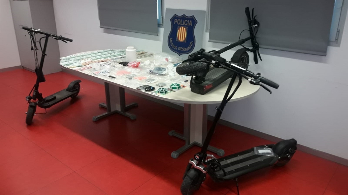 Tres patinetes eléctricos y varias cantidades de distintas drogas intervenidas por Mossos d'Esquadra