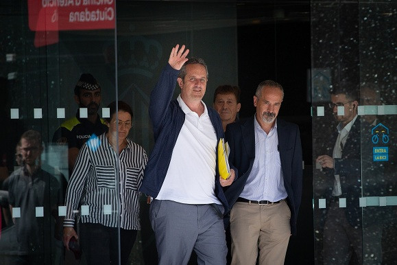 Joaquim Forn saluda a su salida del Ayuntamiento de Barcelona