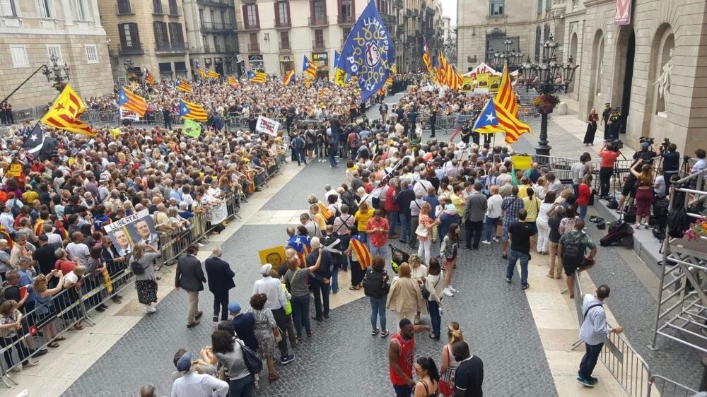 Colau pedirá volver a colocar el lazo amarillo en la fachada del ayuntamiento