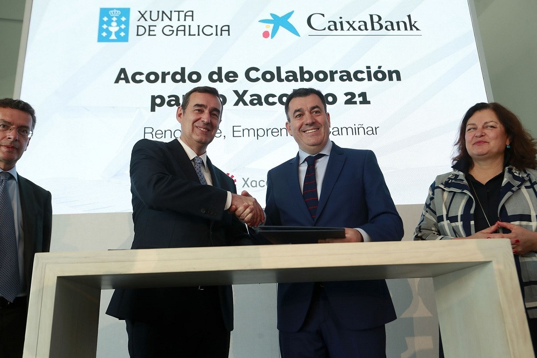 El director de CaixaBank en Galicia, Emilio Barreiro y el conselleiro de Cultura e Turismo, Román Rodríguez