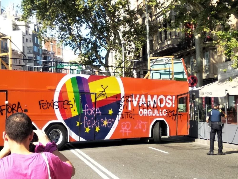 Pintada autobús ciudadanos pride