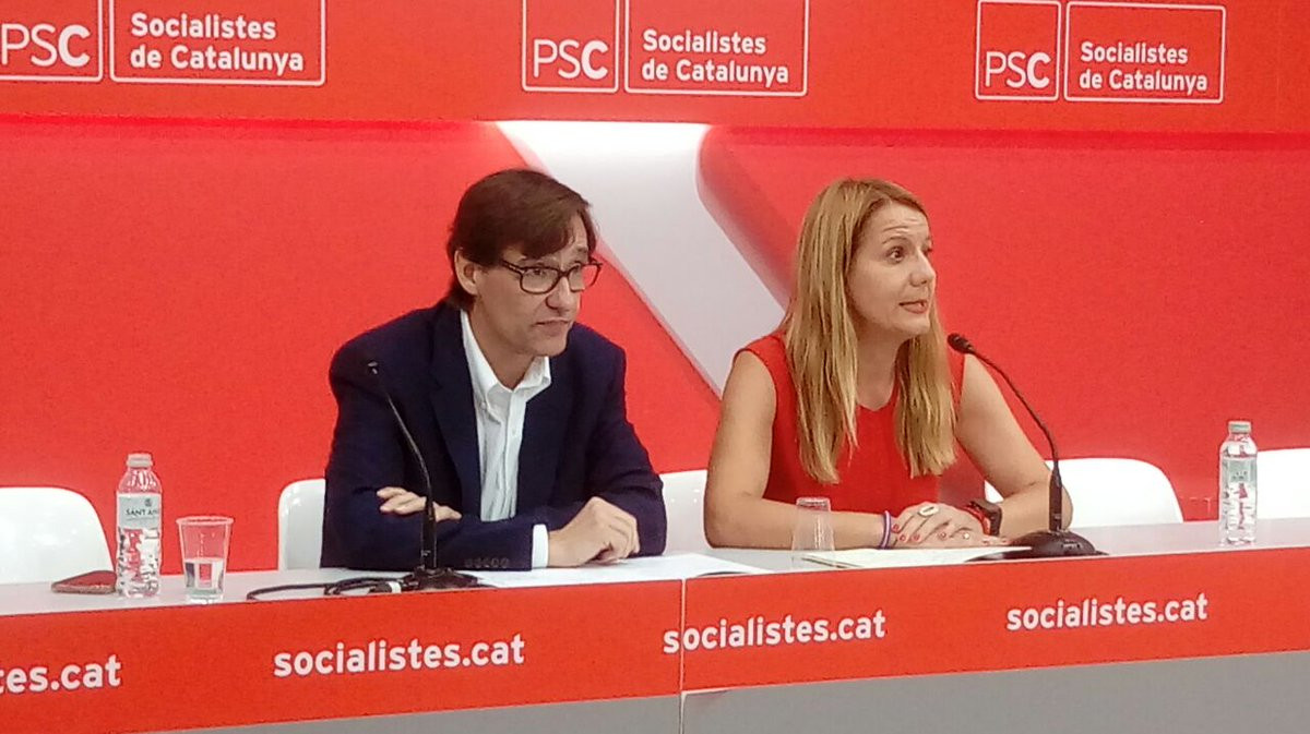 El secretario de organización del PSC, Salvador Illa y la secretaria del partido, Sonia Guerra