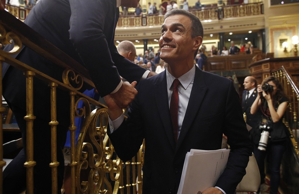 Pedro Sánchez estrecha las manos de diputados socialistas