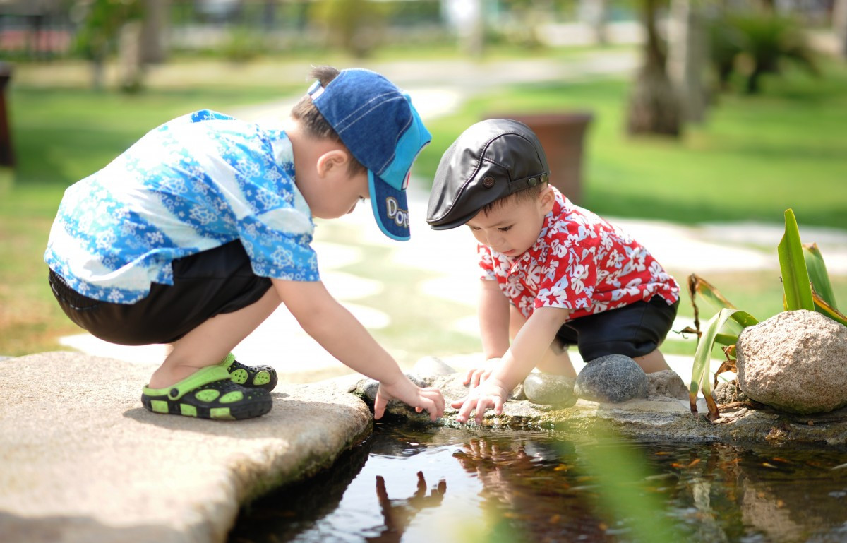 Niños jugando, juego, infancia