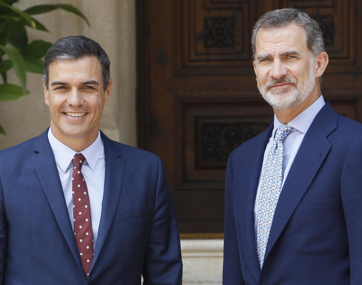 L Rey Felipe VI recibe al presidente del Gobierno en funciones, Pedro Sánchez, en Marivent