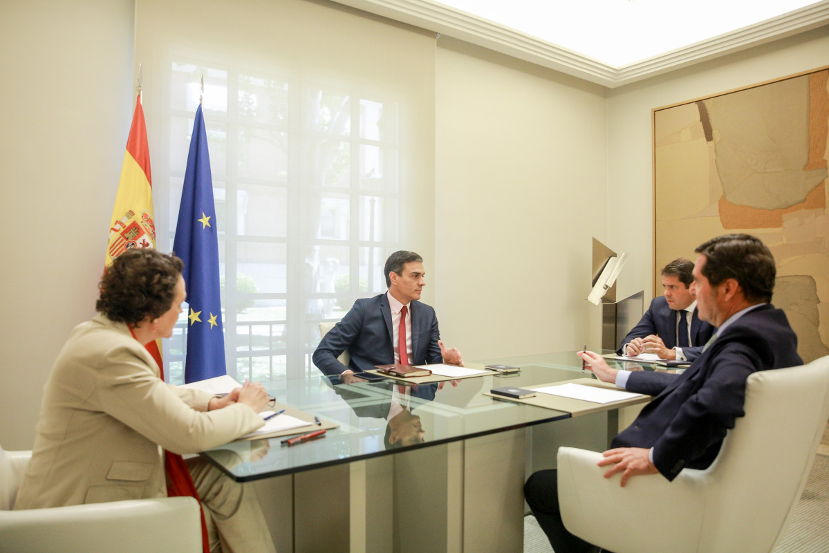 Pedro Sánchez con representantes de las patronales