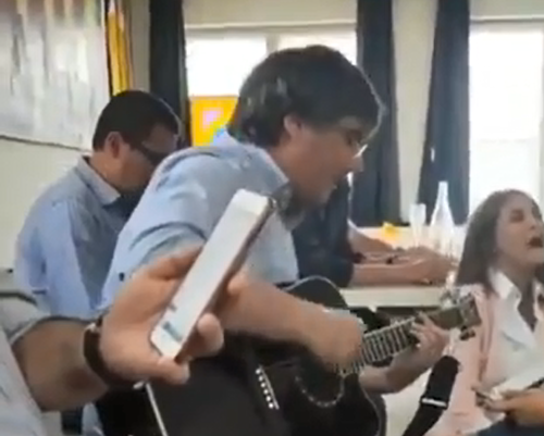 Puigdemont tocando la guitarraen Waterloo