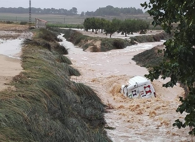 Coche arrastrado por la corriente en una rambla de Fontanars dels Alforins (la Vall d'Albaida, Valencia)