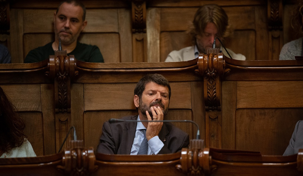 El teniente de alcalde de Seguridad, Albert Batlle, interviene durante el pleno extraordinario sobre Seguridad celebrado en el Ayuntamiento de Barcelona