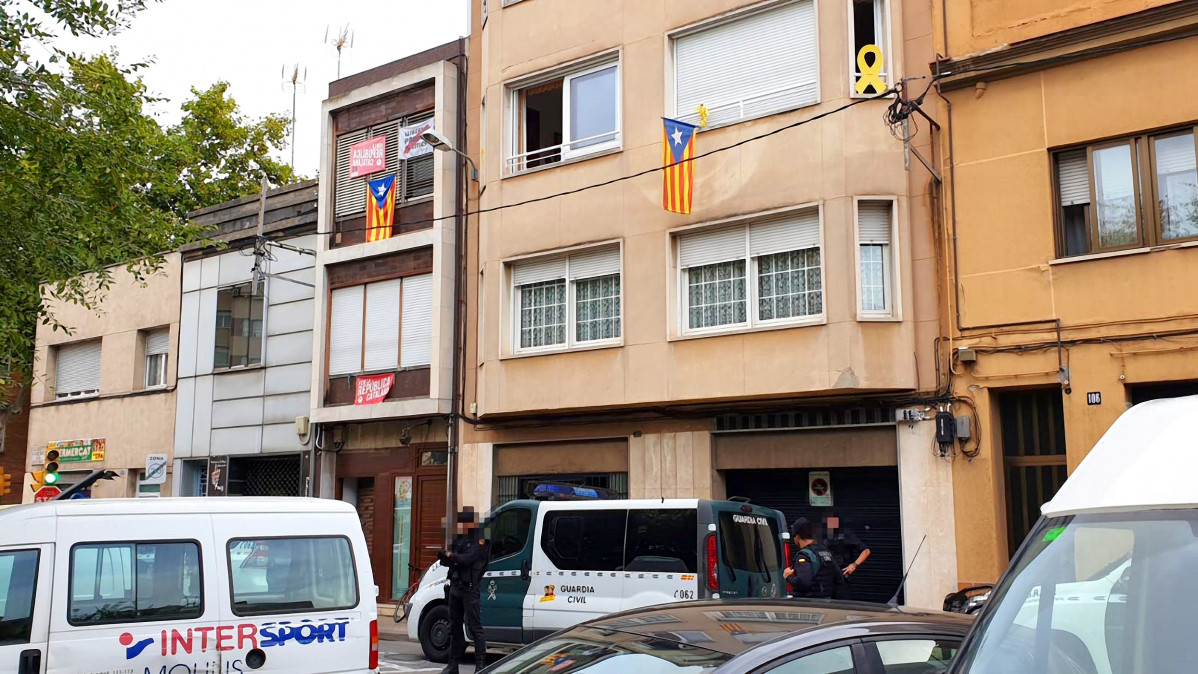 Agentes de la Guardia Civil junto al domicilio de uno de los CDR detenidos en Sabadell