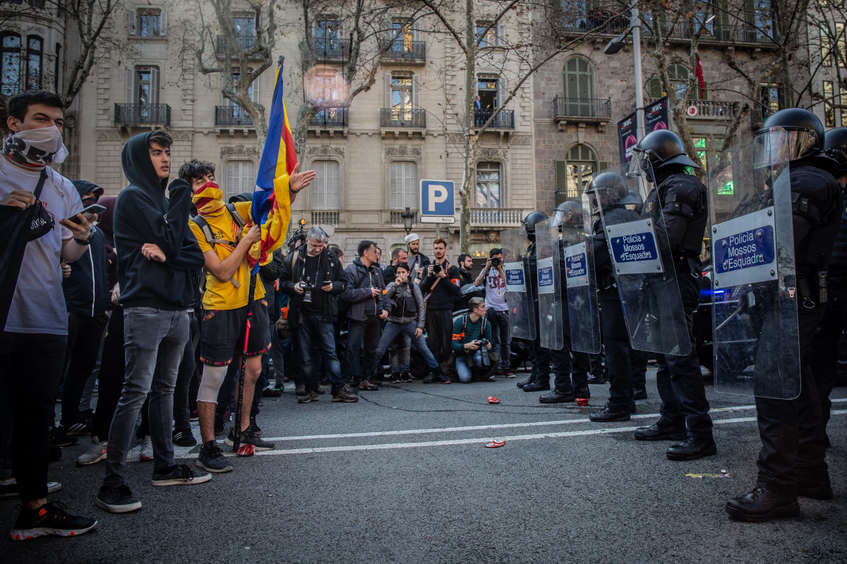 Agentes de Mossos de Esquadra intentan controlar a unos estudiantes durante la manifestación