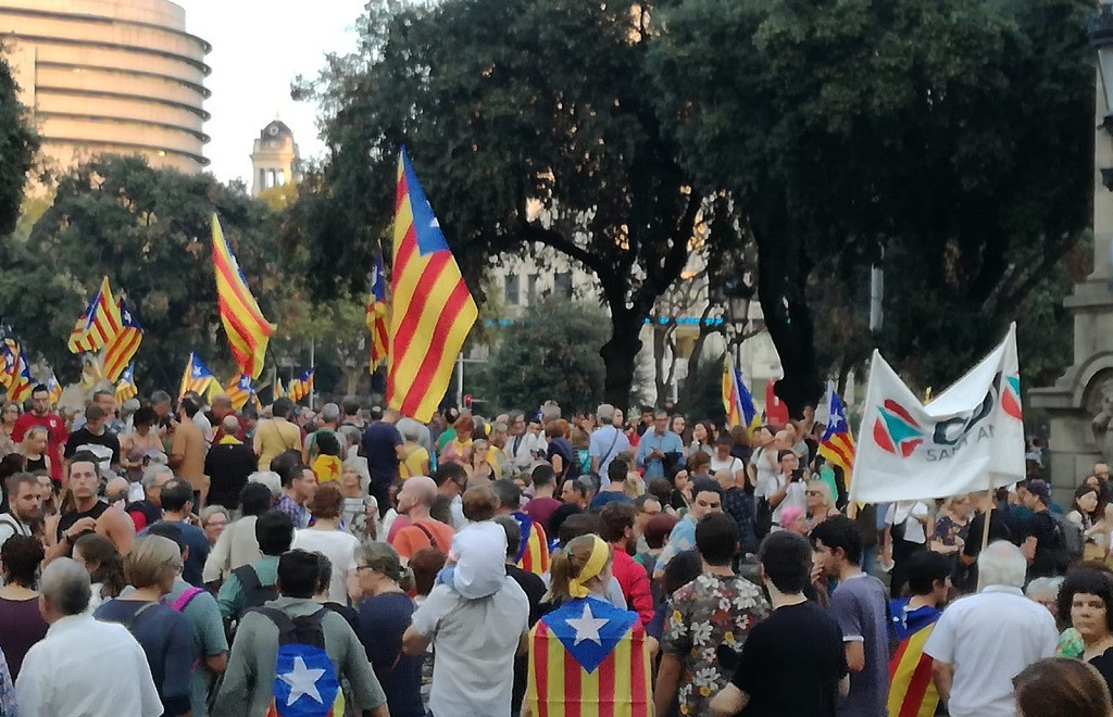 Manisfestación independentista en Plaza Cataluña el 1 de octubre de 2019