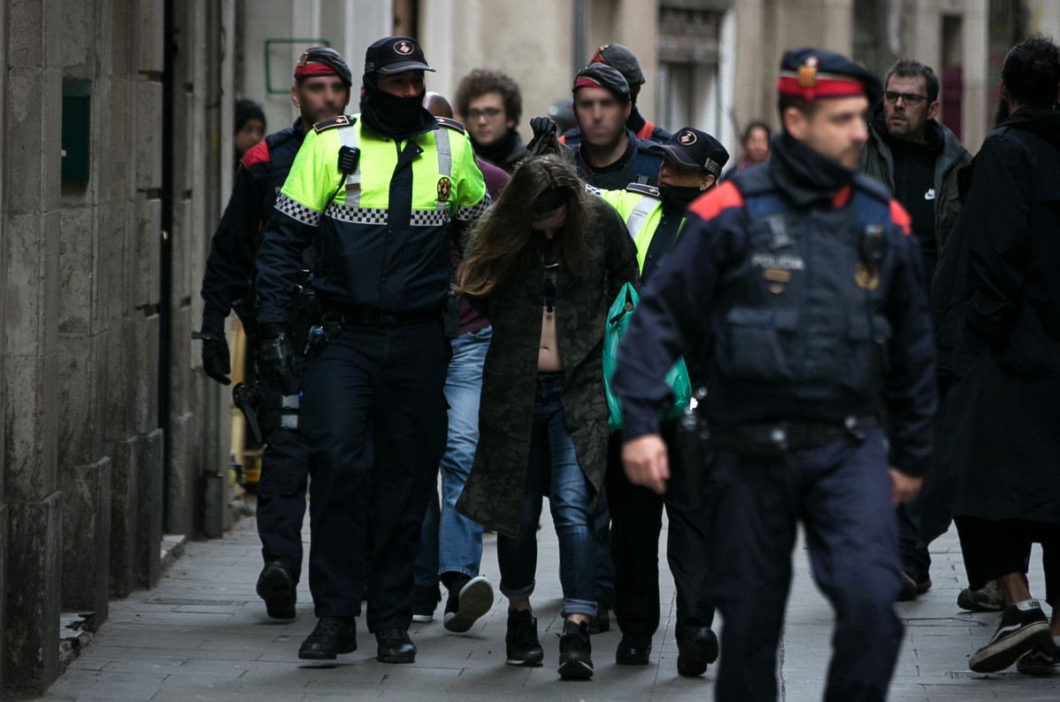 Agentes de Mossos Esquadra y Guardia Urbana Operación Raval narcopisos