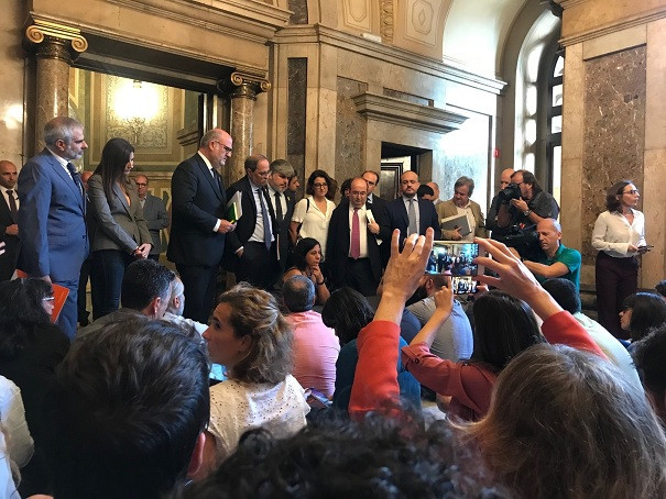 Periodistas parlamentarios protestan en la Cámara catalana contra agresiones al colectivo